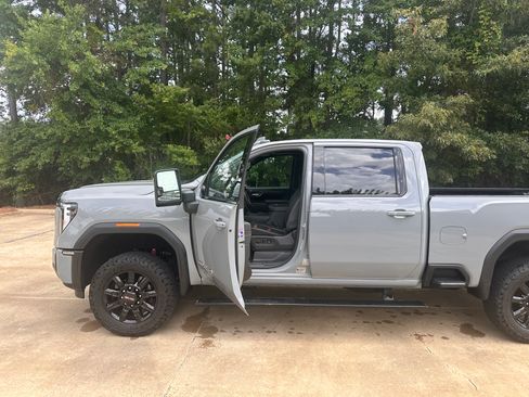 Used 2025 GMC Sierra 2500 AT4 w/ AT4 Premium Plus Package AWD/4WD image 2