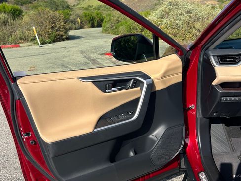 Used 2020 Toyota RAV4 Limited AWD/4WD image 2