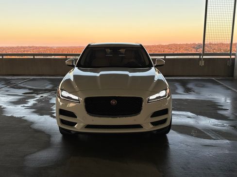 Used 2017 Jaguar F-PACE Prestige image 1