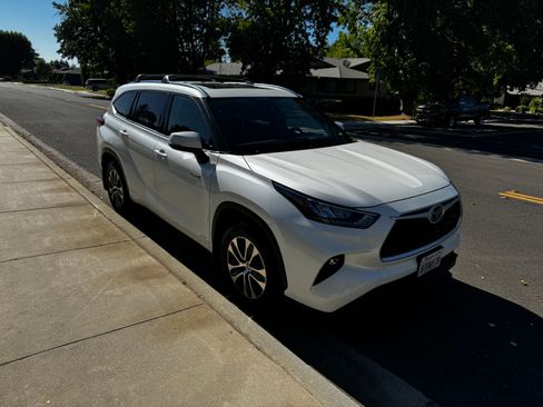 Used 2020 Toyota Highlander XLE AWD/4WD image 2