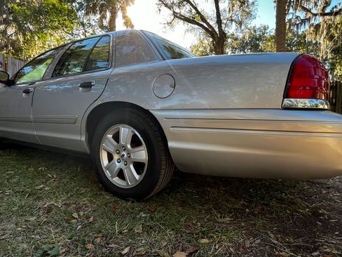 Used 2011 Ford Crown Victoria LX w/ Comfort Appearance Pkg RWD image 6
