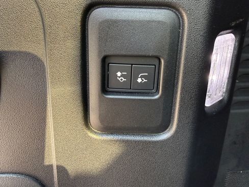 Used 2024 Land Rover Defender 130 X-Dynamic SE AWD/4WD image 30