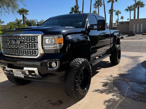 Used 2019 GMC Sierra 2500 Denali w/ Duramax Plus Package AWD/4WD image 5