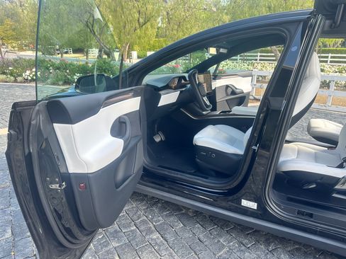 Used 2023 Tesla Model X image 4