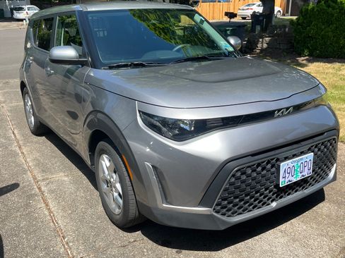 Used 2024 Kia Soul LX w/ Option Group 015 FWD image 2