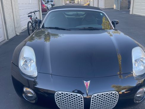 Used 2007 Pontiac Solstice Convertible 2D w/ Premium Package image 2