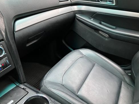 Used 2016 Ford Explorer XLT w/ Equipment Group 202A image 10