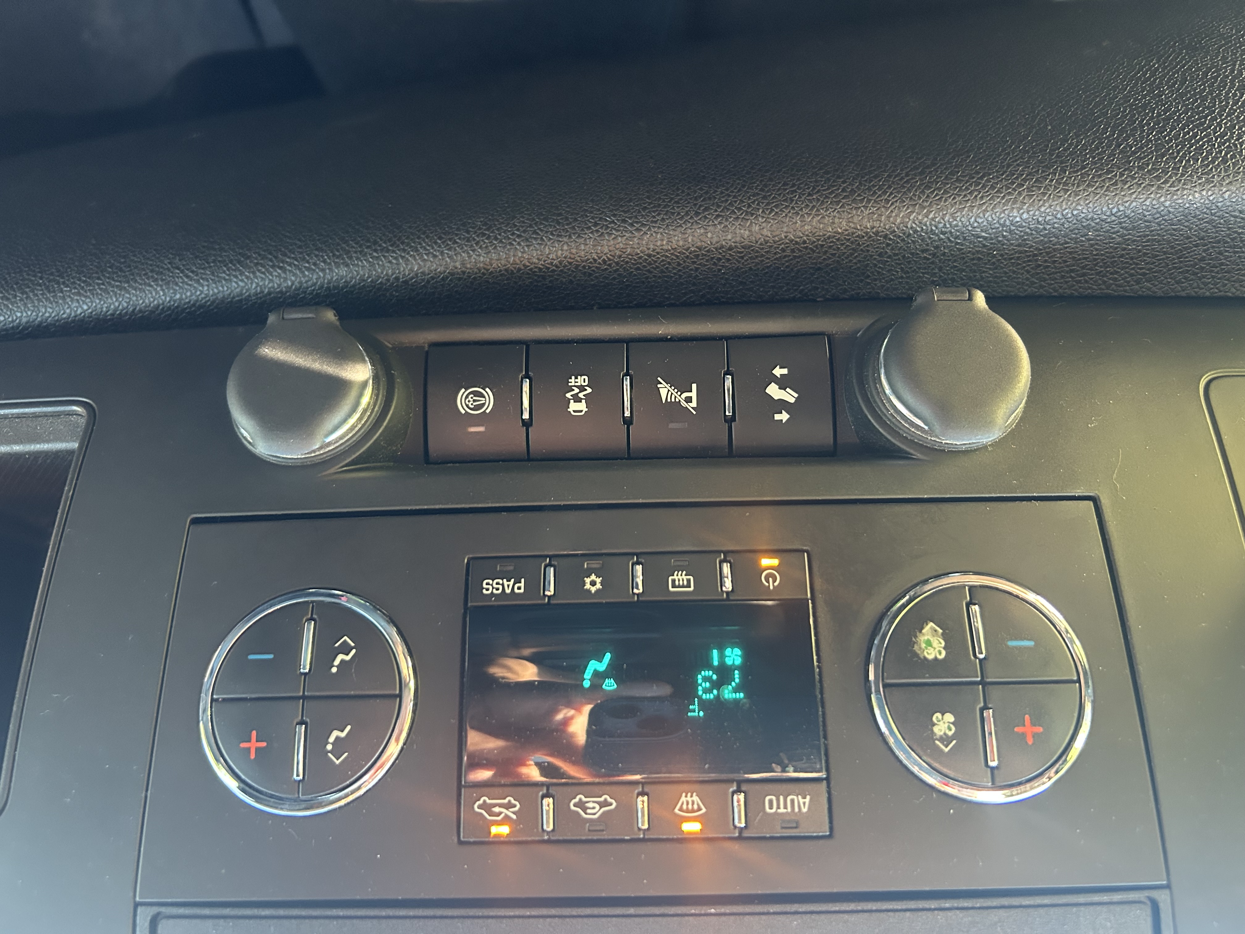 Used 2014 Chevrolet Silverado 2500 LT w/ Interior Plus Package AWD/4WD image 16