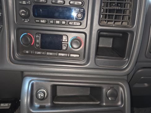 Used 2004 Chevrolet Silverado 3500 LT w/ Heavy-Duty Power Package image 17