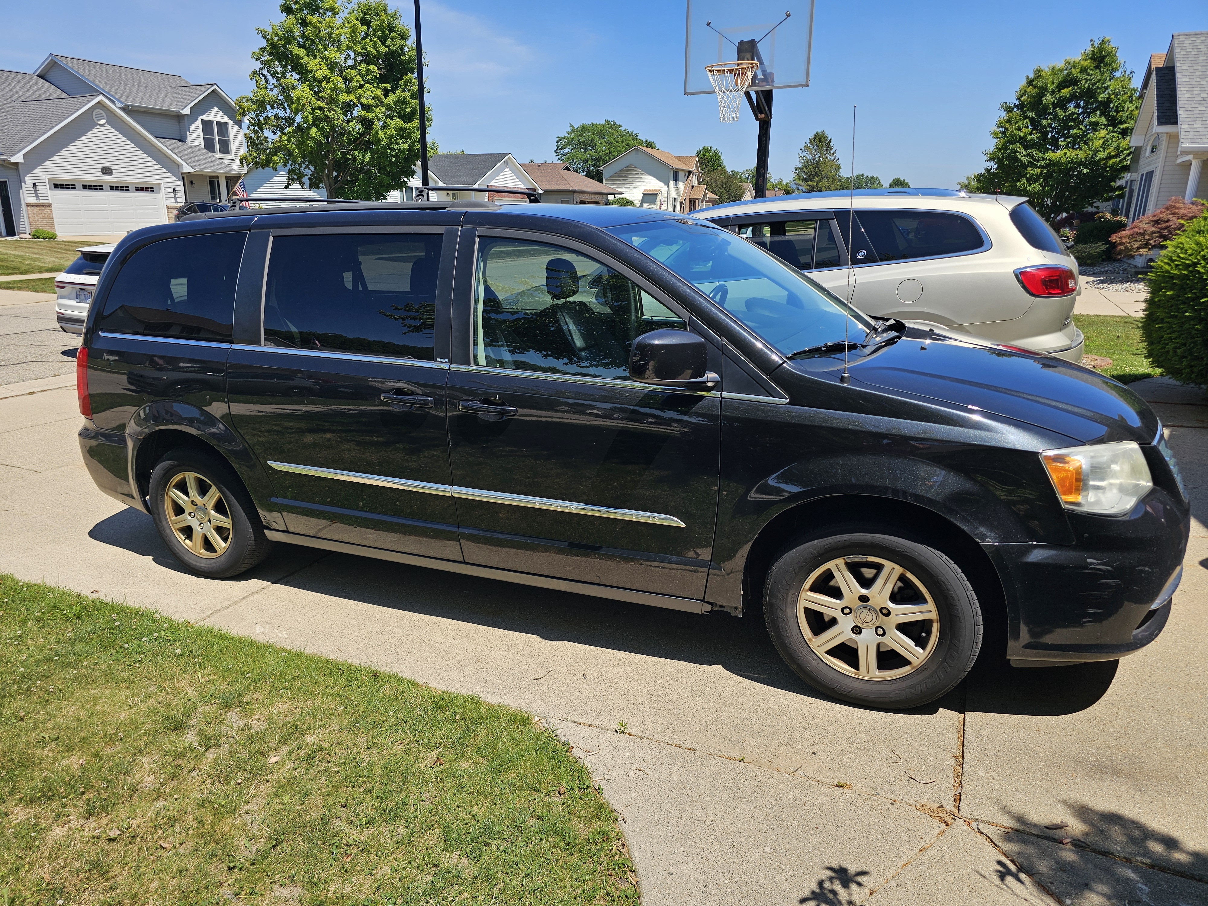 Used 2012 Chrysler Town & Country Touring w/ Entertainment Group #1 FWD image 9