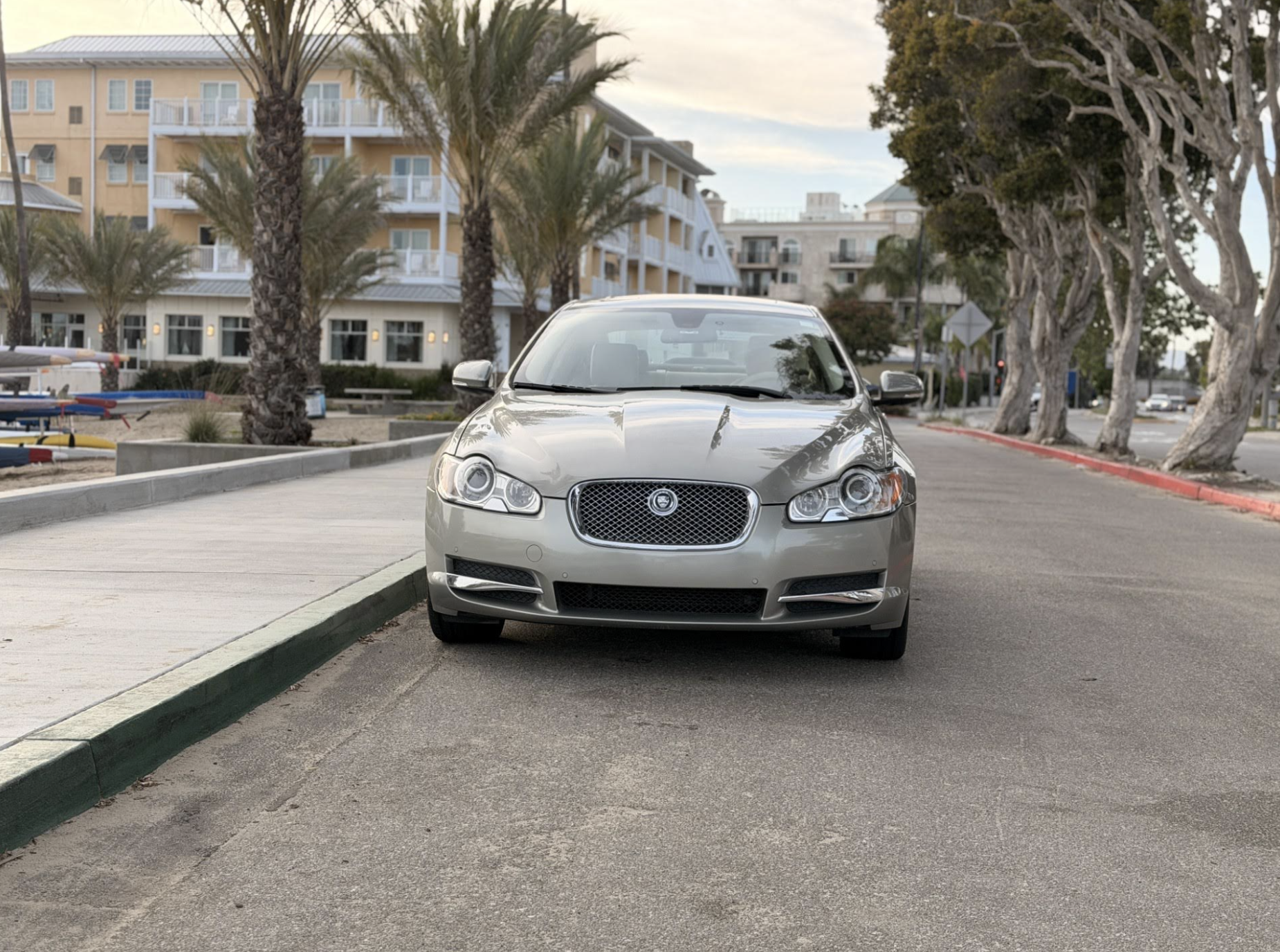 Used 2011 Jaguar XF Premium RWD image 1