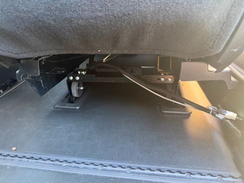 Used 2024 Chrysler Pacifica Touring-L w/ Uconnect Theater Family Group FWD image 18