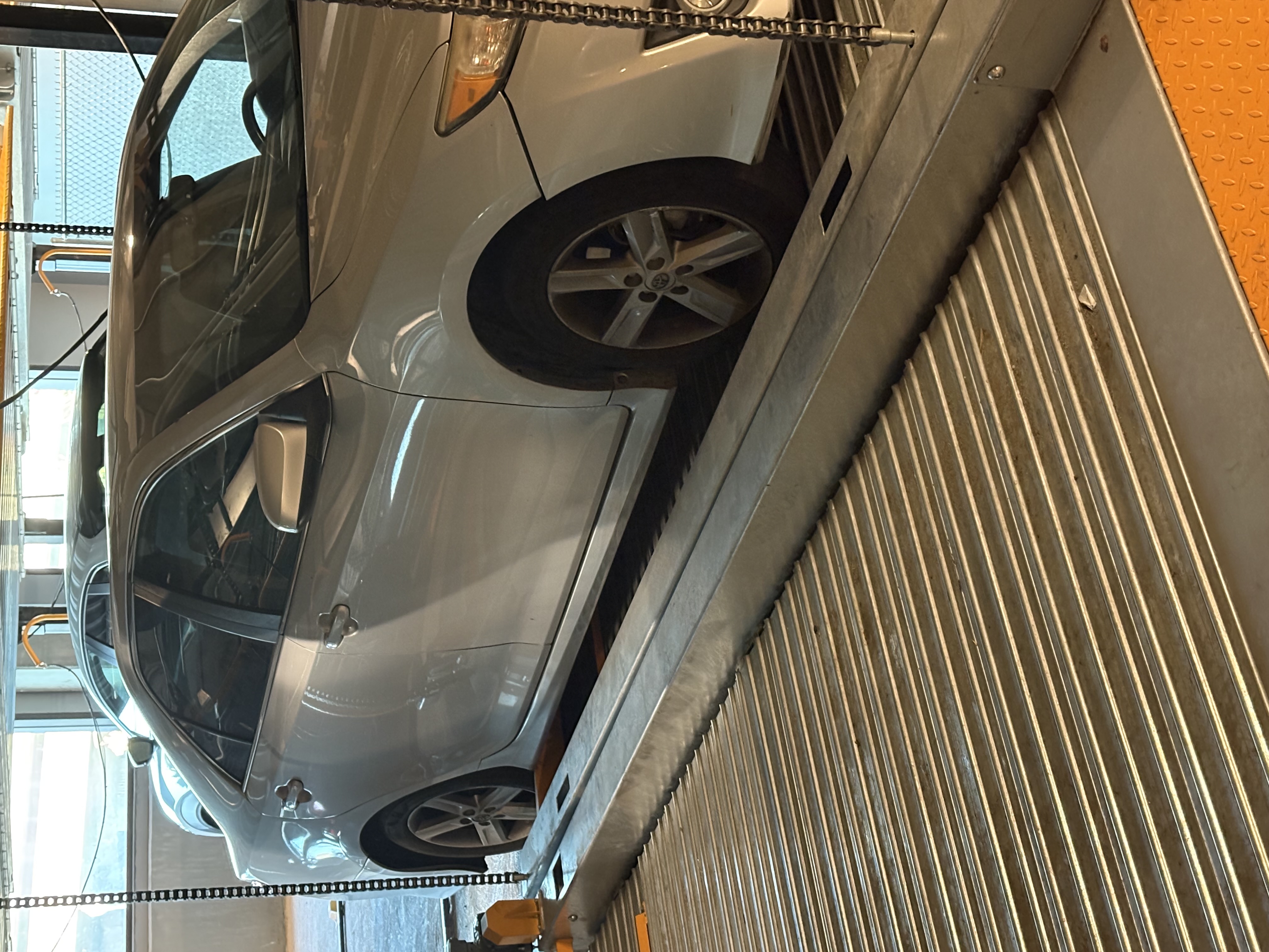Used 2014 Toyota Camry SE w/ Moonroof Package FWD image 2