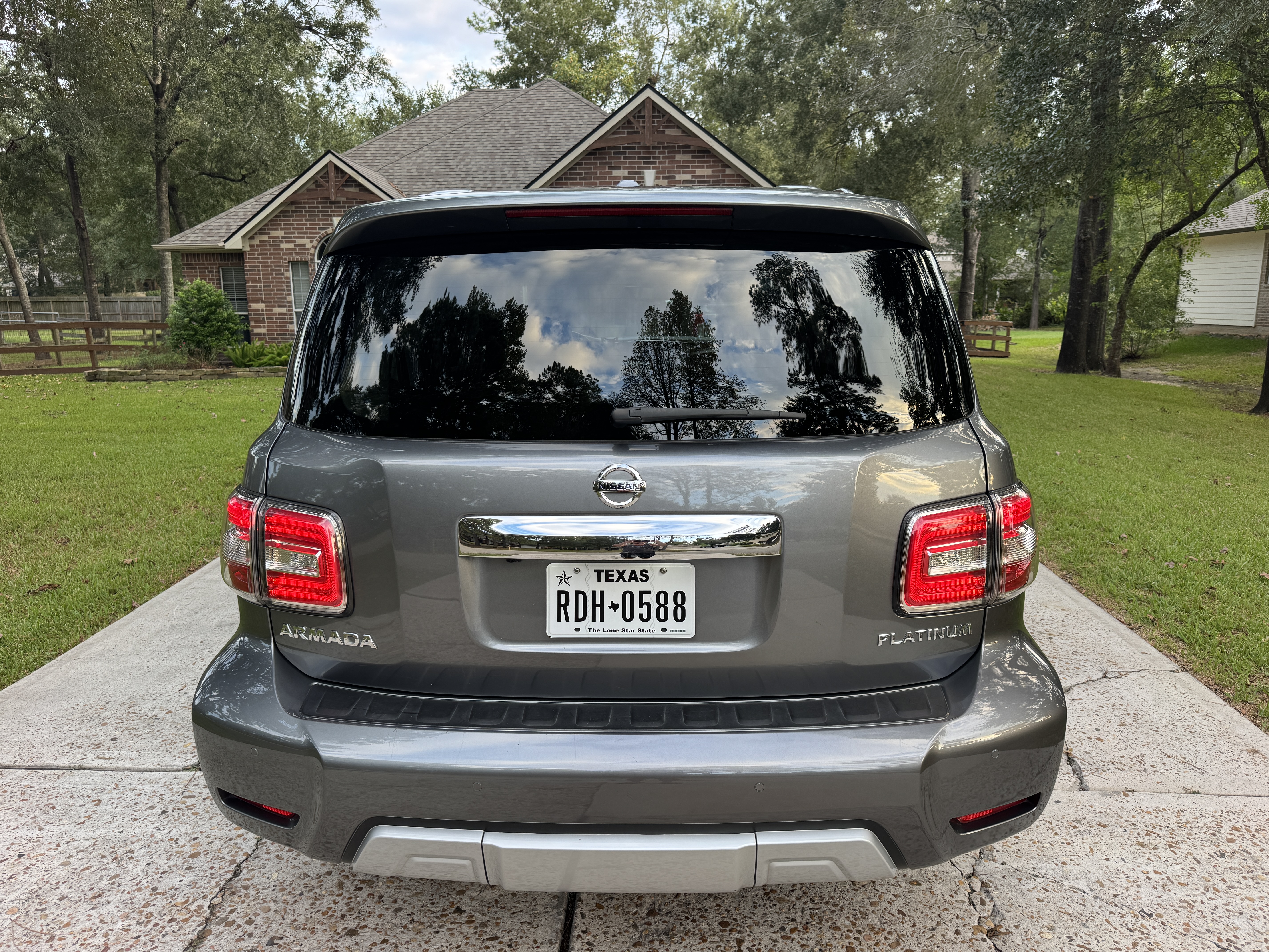 Used 2017 Nissan Armada Platinum w/ Interior Lighting Package RWD image 6