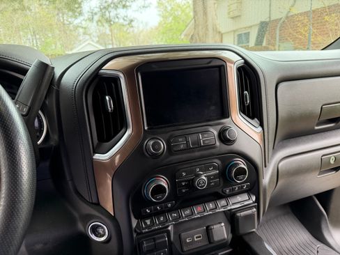Used 2021 Chevrolet Silverado 2500 High Country w/ Z71 Off-Road Package image 9