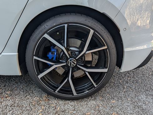 Used 2022 Volkswagen Golf R image 9