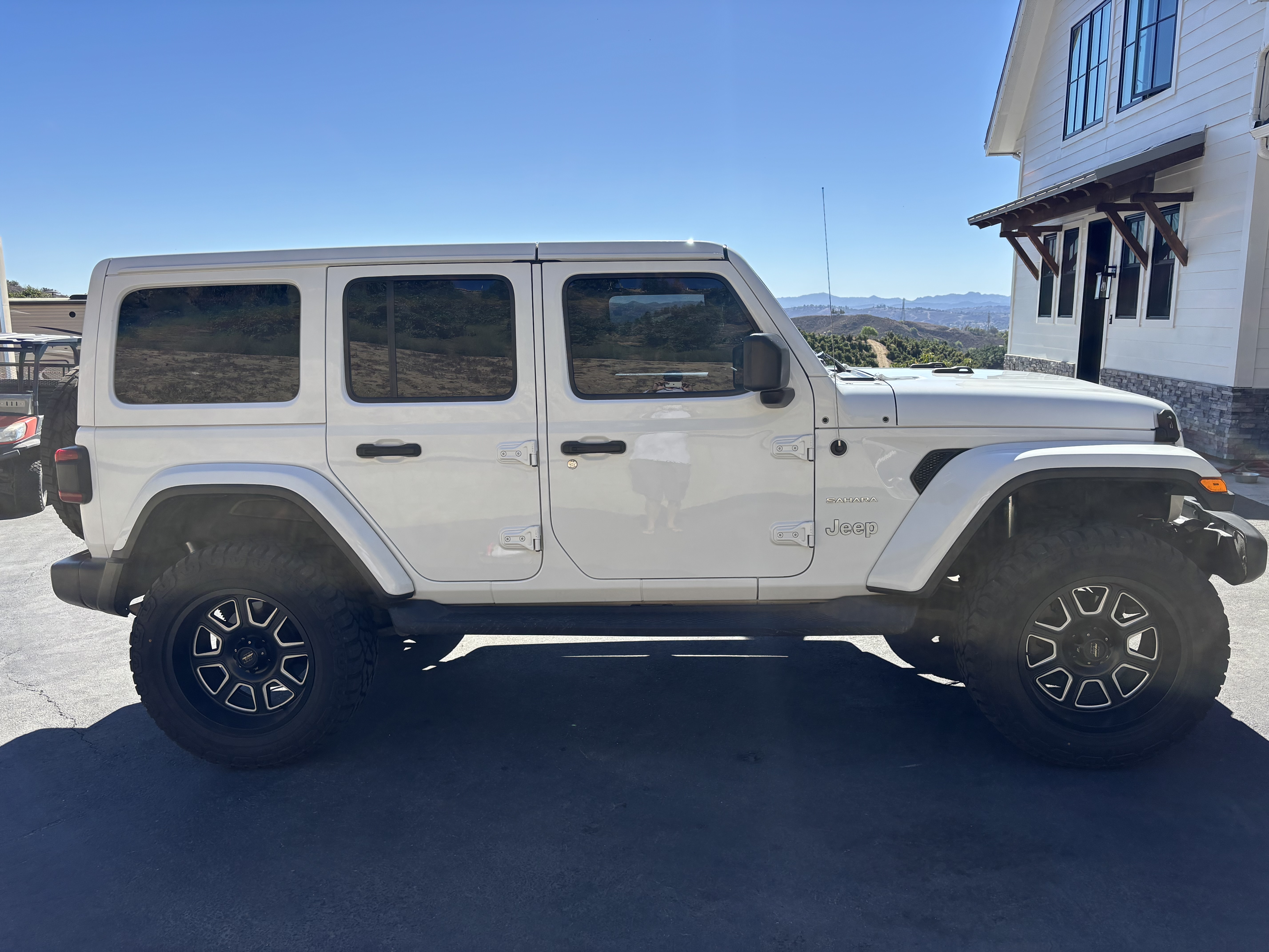 Used 2018 Jeep Wrangler Unlimited Sahara w/ Dual Top Group AWD/4WD image 6