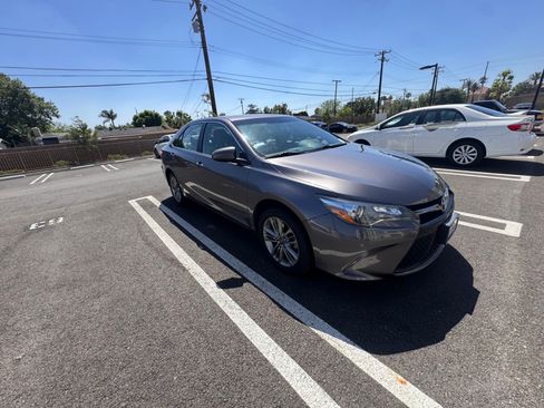 Used 2017 Toyota Camry SE image 4