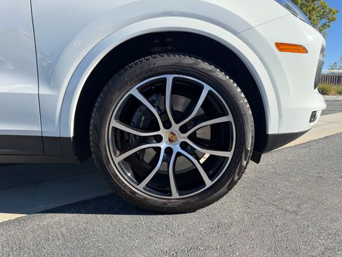 Used 2023 Porsche Cayenne Platinum Edition image 15