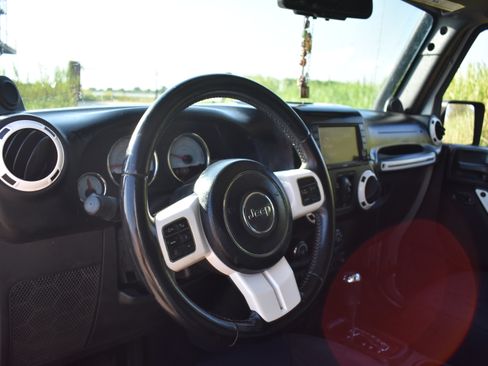 Used 2014 Jeep Wrangler Unlimited Sahara image 14