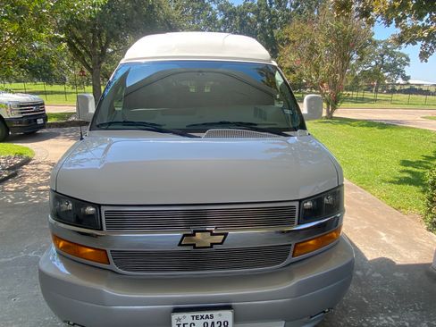 Used 2022 Chevrolet Express 2500 Extended image 2