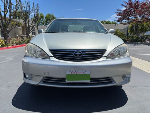 Used 2005 Toyota Camry LE FWD image 2