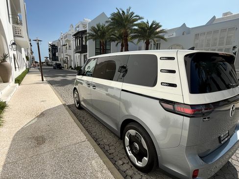 Used 2025 Volkswagen ID. Buzz Pro S Plus RWD image 6