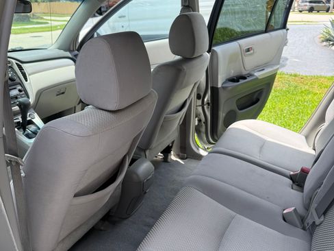 Used 2005 Toyota Highlander 2WD V6 w/ 3rd Row image 10