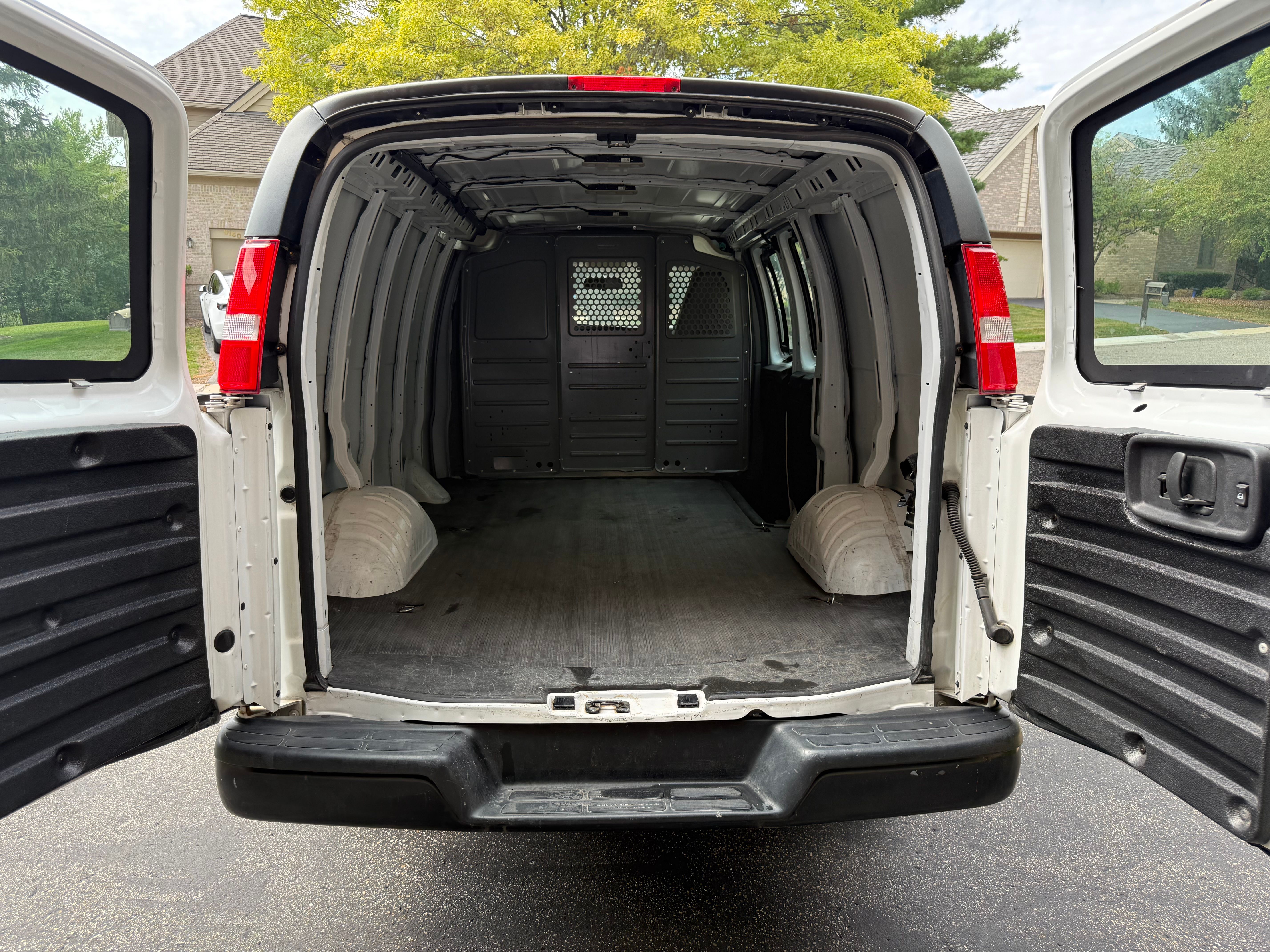 Used 2019 Chevrolet Express 2500 w/ Driver Convenience Package RWD image 9