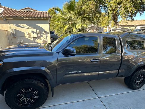 Used 2020 Toyota Tacoma TRD Sport image 1