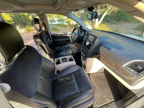 Used 2015 Chrysler Town & Country Limited Platinum FWD image 22