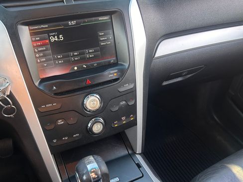 Used 2015 Ford Explorer XLT w/ Equipment Group 202A AWD/4WD image 8