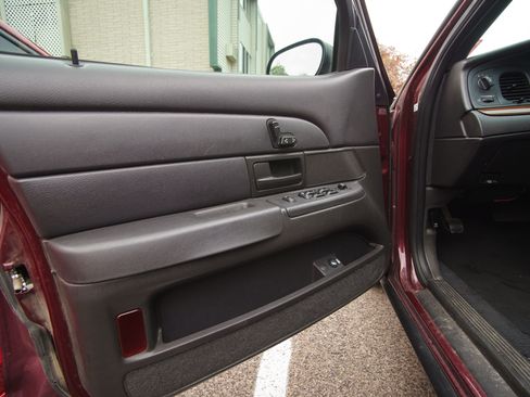 Used 2004 Ford Crown Victoria LX image 19