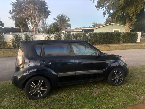 Used 2010 Kia Soul + image 4