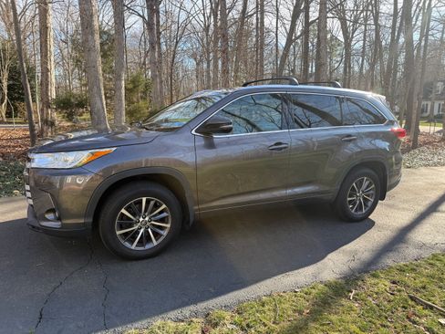 Used 2017 Toyota Highlander XLE image 2