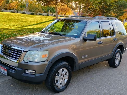 Used 2006 Ford Explorer XLT image 1