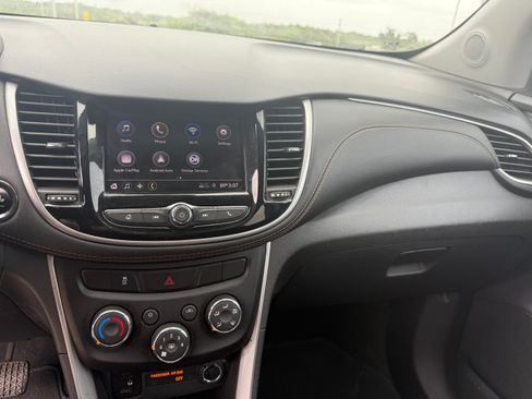 Used 2020 Chevrolet Trax LT w/ LT Convenience Package FWD image 14