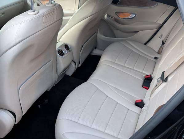Used 2018 Mercedes-Benz GLC 300 w/ Premium Package image 11
