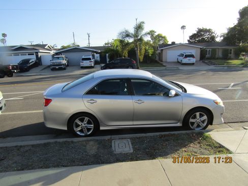Used 2014 Toyota Camry SE FWD image 1