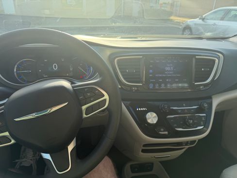 Used 2017 Chrysler Pacifica Touring Plus image 6