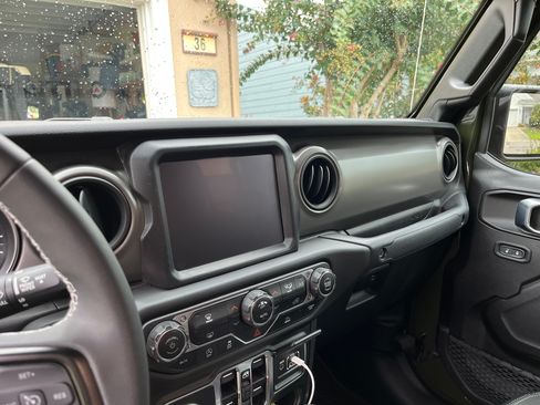 Used 2023 Jeep Gladiator Sport AWD/4WD image 24