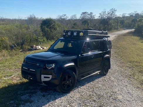 Used 2023 Land Rover Defender 110 S image 2