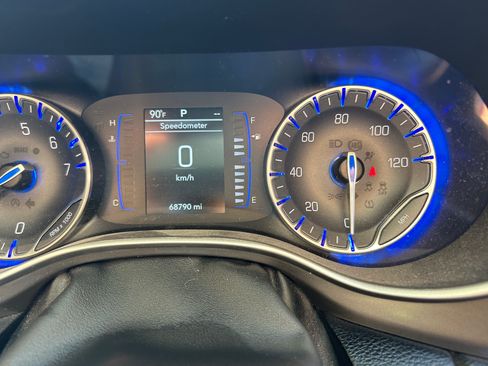 Used 2020 Chrysler Pacifica Touring-L FWD image 8