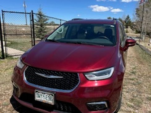Used 2022 Chrysler Pacifica Touring-L FWD image 1