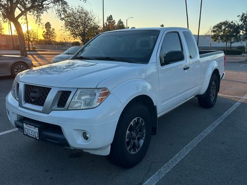Used 2017 Nissan Frontier SV image 2