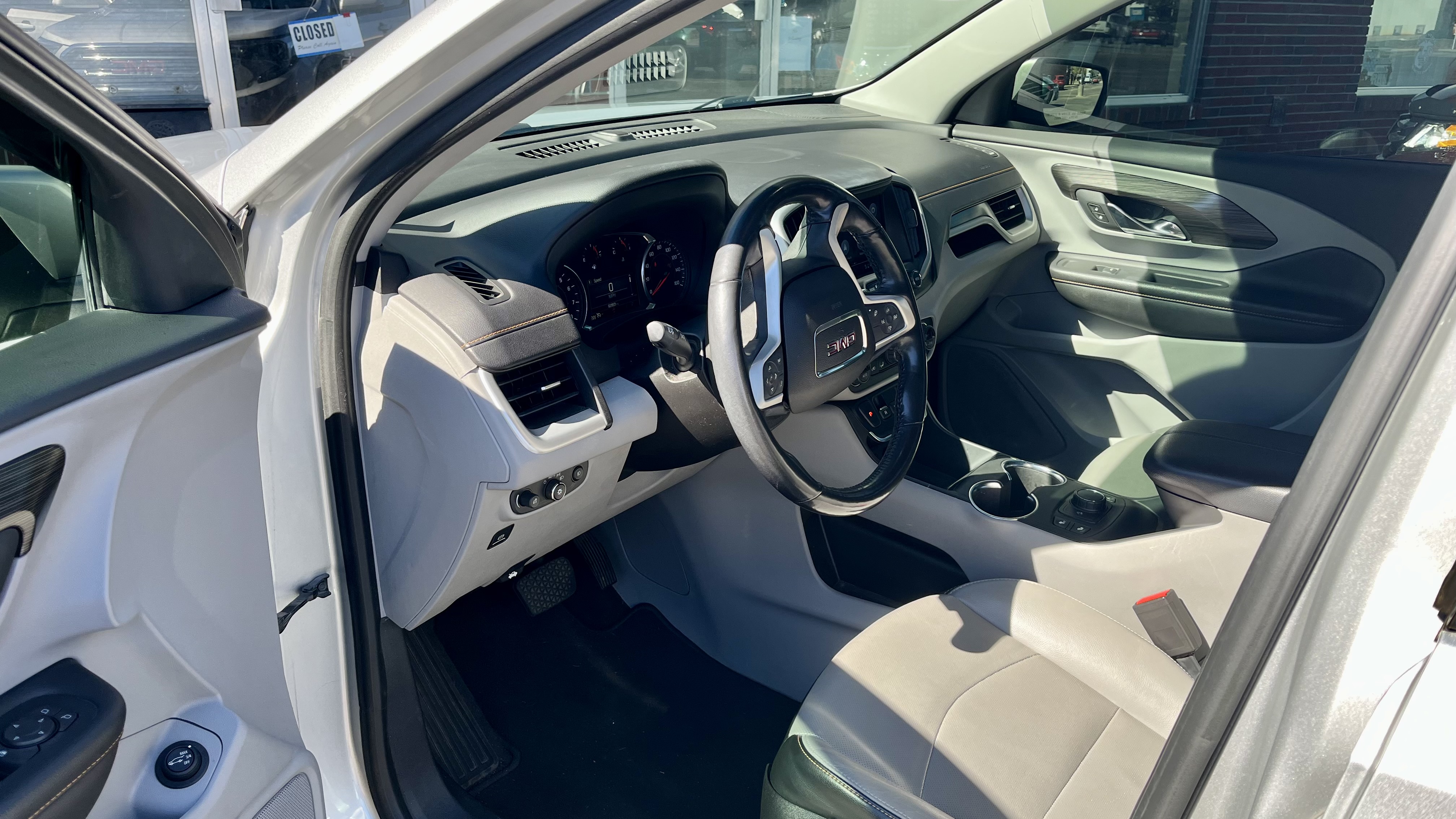 Used 2018 GMC Terrain SLT w/ Preferred Package FWD image 2