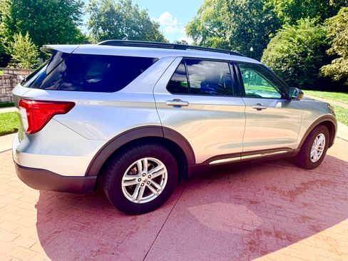 Used 2021 Ford Explorer XLT w/ Equipment Group 202A AWD/4WD image 5
