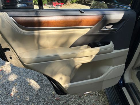 Used 2020 Lexus LX 570 4WD w/ Luxury Package image 21