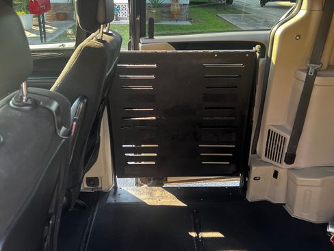 Used 2011 Dodge Grand Caravan Mainstreet w/ PWR Convenience Group image 9