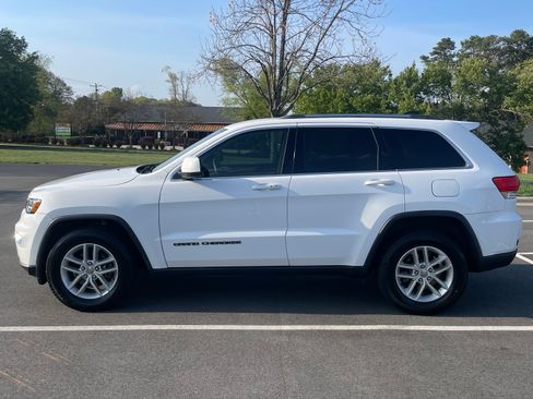 Used 2018 Jeep Grand Cherokee Laredo image 4
